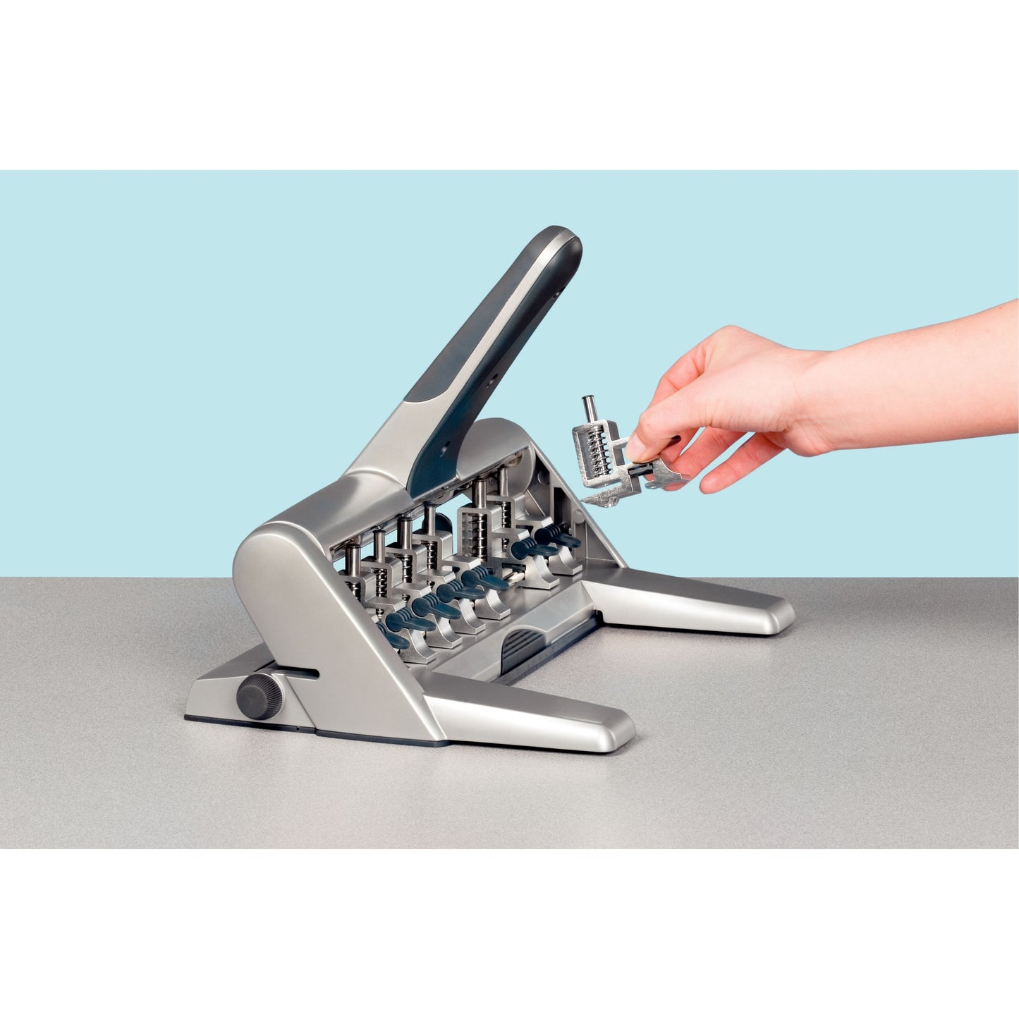 Perforator metalic, capacitate perforare 30 coli, 4 perforații - Leitz 5114