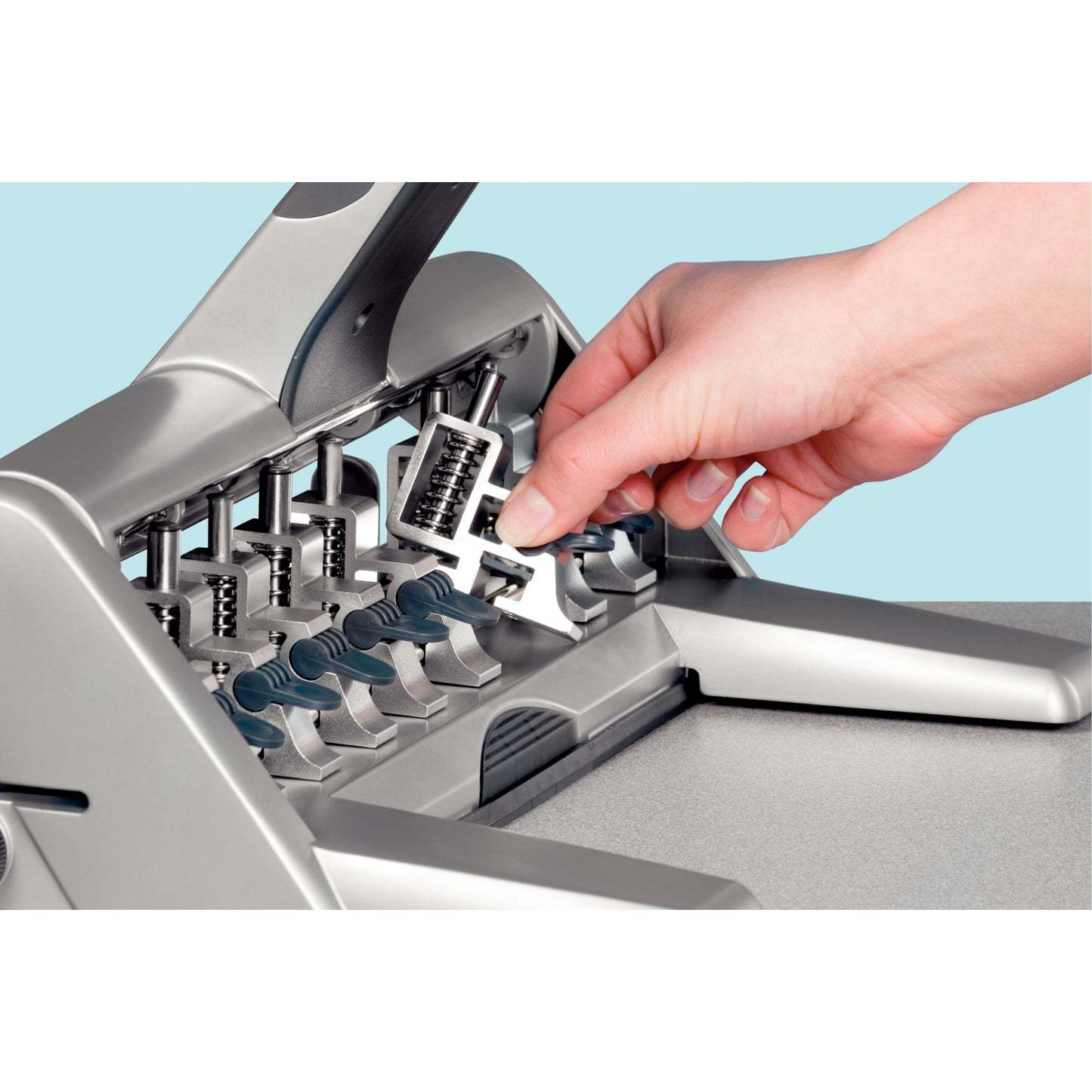 Perforator metalic, capacitate perforare 30 coli, 4 perforații - Leitz 5114